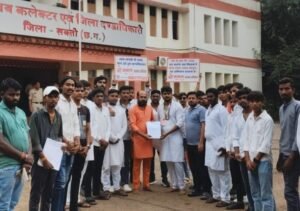 गौ माता के सम्मान में. गौ सेवक उतरे मैदान में-शक्ति जिले में गौ सेवकों ने कलेक्टर के माध्यम से गौ सम्मान आवाहन अभियान के अंतर्गत सौंपा ज्ञापन. कलेक्टर कार्यालय पहुंचे सदस्यों ने एडीएम लकड़ा को दिया ज्ञापन. विद्वान पंडित भोलाशंकर तिवारी सहित गौ सेवक रहे मौजूद kshititech