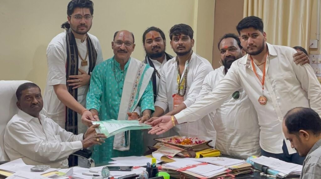 गौ माता के सम्मान में. गौ सेवक उतरे मैदान में-शक्ति जिले में गौ सेवकों ने कलेक्टर के माध्यम से गौ सम्मान आवाहन अभियान के अंतर्गत सौंपा ज्ञापन. कलेक्टर कार्यालय पहुंचे सदस्यों ने एडीएम लकड़ा को दिया ज्ञापन. विद्वान पंडित भोलाशंकर तिवारी सहित गौ सेवक रहे मौजूद kshititech