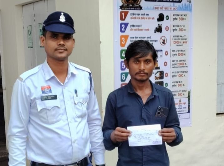 शक्ति जिले में शराबी वाहन चालकों पर भारी जुर्माना से नशा हो रहा ढीला-शक्ति के कंचनपुर नेशनल हाईवे में शराब पीकर वाहन चलाते पाए गए ड्राइवर के खिलाफ ₹10000 का जुर्माना। जिला यातायात विभाग की बड़ी कार्रवाई. ट्रैफिक डिपार्टमेंट की कार्रवाई से शराब पीकर वाहन चलाने वालों की संख्या में आई भारी कमी kshititech