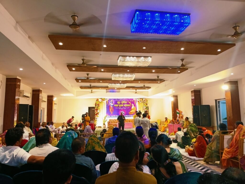 शक्ति में गुरु पूर्णिमा के मौके पर गुरुजनों से लिया शिष्यों ने आशीर्वाद. महामंडलेश्वर अमृतानंद सरस्वती भरत जी महाराज. विद्वान पंडित भोलाशंकर तिवारी। आचार्य राजेंद्र जी महाराज। गोस्वामी गोविंद बाबा। आचार्य बांके बिहारी गोस्वामी। आचार्य पवन कृष्ण गोस्वामी से लिया भक्तों ने आशीर्वाद kshititech