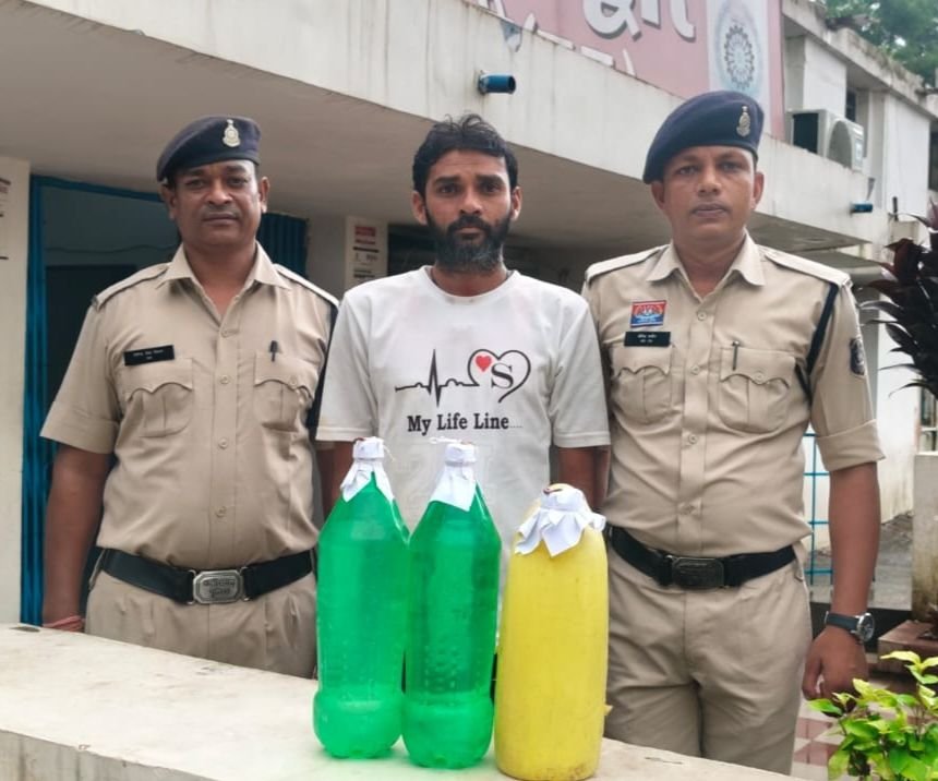 अवैध महुआ शराब पर बाराद्वार पुलिस की ताड़ बतौड का. दीआई नरेंद्र यादव के नेतृत्व में लगातार आबकारी के मामले हो रहे दर्ज kshititech