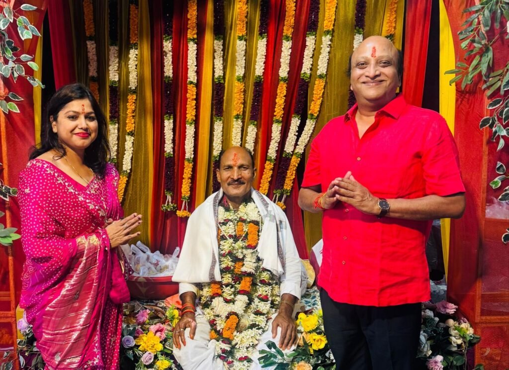 शक्ति में गुरु पूर्णिमा के मौके पर गुरुजनों से लिया शिष्यों ने आशीर्वाद. महामंडलेश्वर अमृतानंद सरस्वती भरत जी महाराज. विद्वान पंडित भोलाशंकर तिवारी। आचार्य राजेंद्र जी महाराज। गोस्वामी गोविंद बाबा। आचार्य बांके बिहारी गोस्वामी। आचार्य पवन कृष्ण गोस्वामी से लिया भक्तों ने आशीर्वाद kshititech