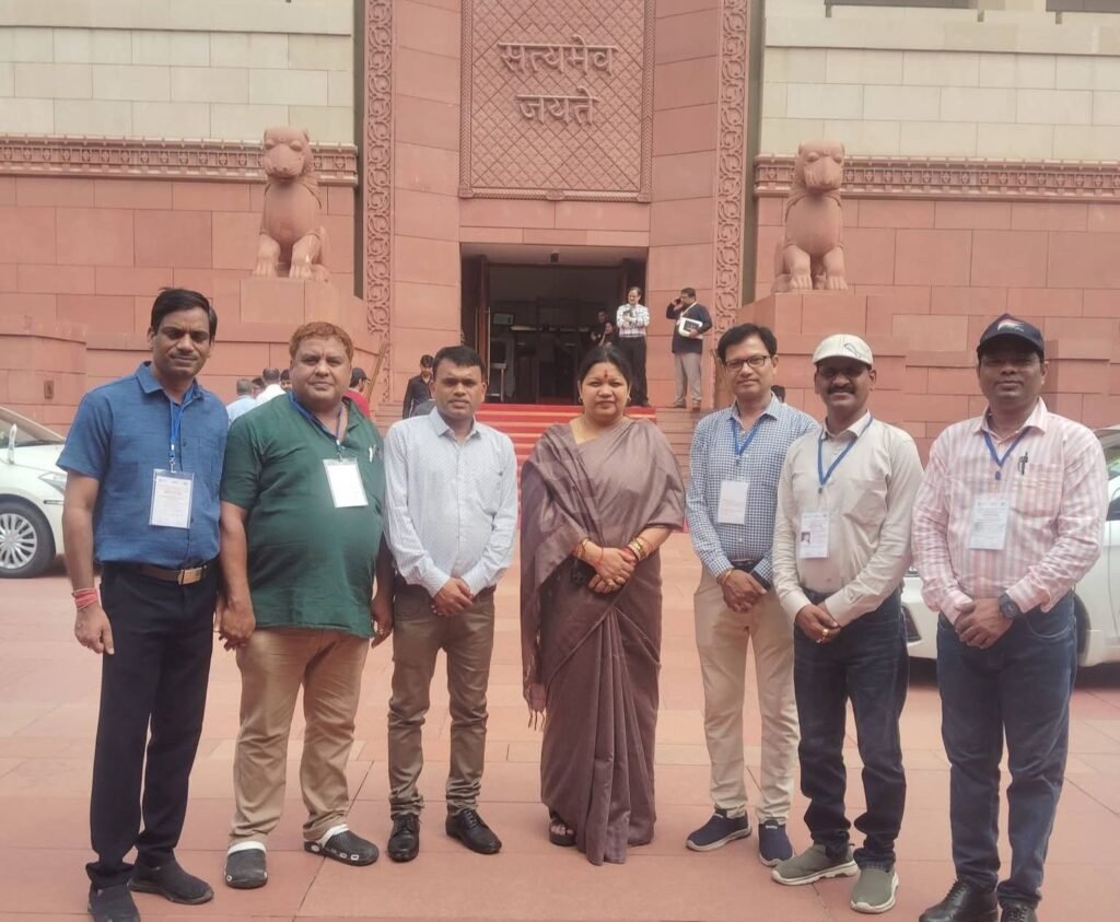 हमारी लोकप्रिय सांसद जी -जिला मुख्यालय जांजगीर के शिक्षकों से मुलाकात की सांसद कमलेश जांगड़े ने. संसद भवन का भ्रमण भी कराया सांसद जी ने. क्षेत्र की संस्थाओं एवं जनप्रतिनिधियों को मिल रहा संसद की कार्रवाई देखने का अवसर kshititech