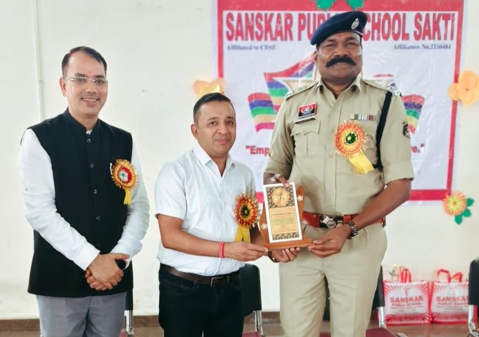 शक्ति जिले के पुलिस कप्तान की गरिमामय उपस्थिति में संस्कार पब्लिक स्कूल में हुआ छात्र परिषद का पदग्रहण समारोह. एसपी साहब ने करी विद्यालय की शिक्षा व्यवस्था की प्रशंसा kshititech