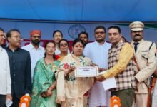 जिले के स्वतंत्रता दिवस के मुख्य समारोह में सम्मानित हुए शाखा प्रबंधक शैलेंद्र तिवारी. उत्कृष्ट प्रबंधकीय कार्य हेतु सांसद जी के हाथों मिला सम्मान. जिले के कलेक्टर- एसपी सहित जनप्रतिनिधि रहे मौजूद kshititech