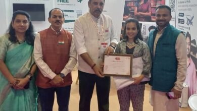 केंद्रीय मंत्री स्मृति ईरानी के हाथों सम्मानित हुई शक्ति की बिटिया पी श्वेता. स्वदेशी उत्पादों के लिए भारत मंडपम दिल्ली में आयोजित कार्यक्रम में हुआ श्वेता का सम्मान. कोश्या ब्रांड की संस्थापक पी श्वेता. शक्ति के प्रतिष्ठित शिक्षाविद श्रीनिवास राव की बिटिया है पी श्वेता kshititech