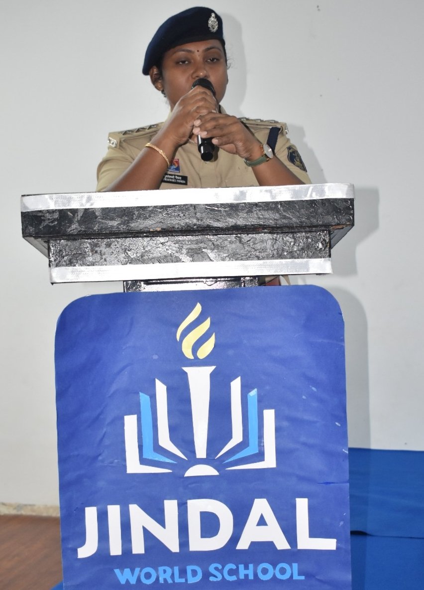शक्ति जिला पुलिस की जागरूकता पहल-शक्ति के जिंदल वर्ल्ड स्कूल में साइबर जागरूकता अभियान का हुआ आयोजन. एसडीओ पुलिस डॉक्टर भुनेश्वरी पैकरा ने विद्यार्थियों सहित स्कूल परिवार को साइबर अपराधों से बचने किया जागरूक. एसडीओ मैडम ने कहा- किसी भी विपरीत परिस्थितियों में बच्चे घबराए नहीं kshititech