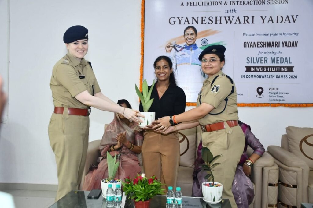 राजनंदगांव की एसपी अंकिता शर्मा ने किया कॉमनवेल्थ गेम में रजत पदक जीतने वाली ज्ञानेश्वरी यादव का सम्मान. एसपी मैडम ने कहा- महिलाओं के लिए एक प्रेरणा बनी ज्ञानेश्वरी राजनंदगांव की एसपी अंकिता शर्मा ने किया कॉमनवेल्थ गेम में रजत पदक जीतने वाली ज्ञानेश्वरी यादव का सम्मान. एसपी मैडम ने कहा- महिलाओं के लिए एक प्रेरणा बनी ज्ञानेश्वरी kshititech