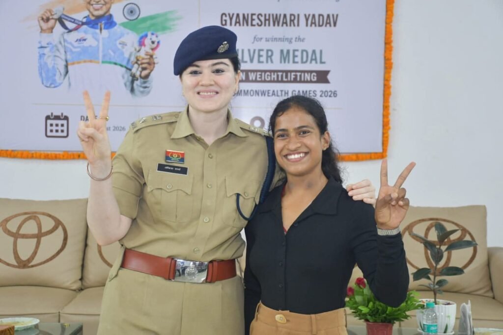राजनंदगांव की एसपी अंकिता शर्मा ने किया कॉमनवेल्थ गेम में रजत पदक जीतने वाली ज्ञानेश्वरी यादव का सम्मान. एसपी मैडम ने कहा- महिलाओं के लिए एक प्रेरणा बनी ज्ञानेश्वरी राजनंदगांव की एसपी अंकिता शर्मा ने किया कॉमनवेल्थ गेम में रजत पदक जीतने वाली ज्ञानेश्वरी यादव का सम्मान. एसपी मैडम ने कहा- महिलाओं के लिए एक प्रेरणा बनी ज्ञानेश्वरी kshititech