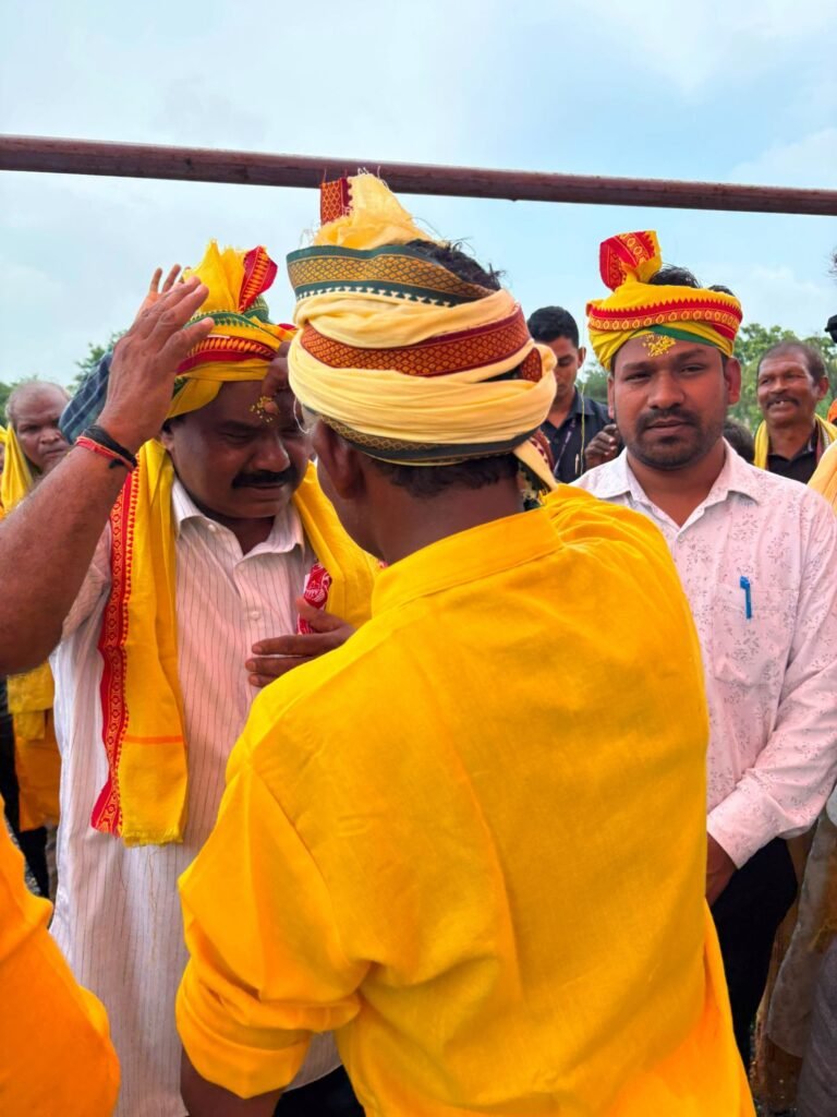 विश्व आदिवासी दिवस के कार्यक्रम में पहुंचे विधायक व्यास कश्यप ने आदिवासी समाज के बीच किया आत्मीय संवाद. समाज बंधुओ ने भी किया विधायक जी का स्वागत. विधायक जी ने कहा- अपने अधिकारों की रक्षा के लिए आदिवासी समाज का संघर्ष और योगदान प्रेरणादाई kshititech