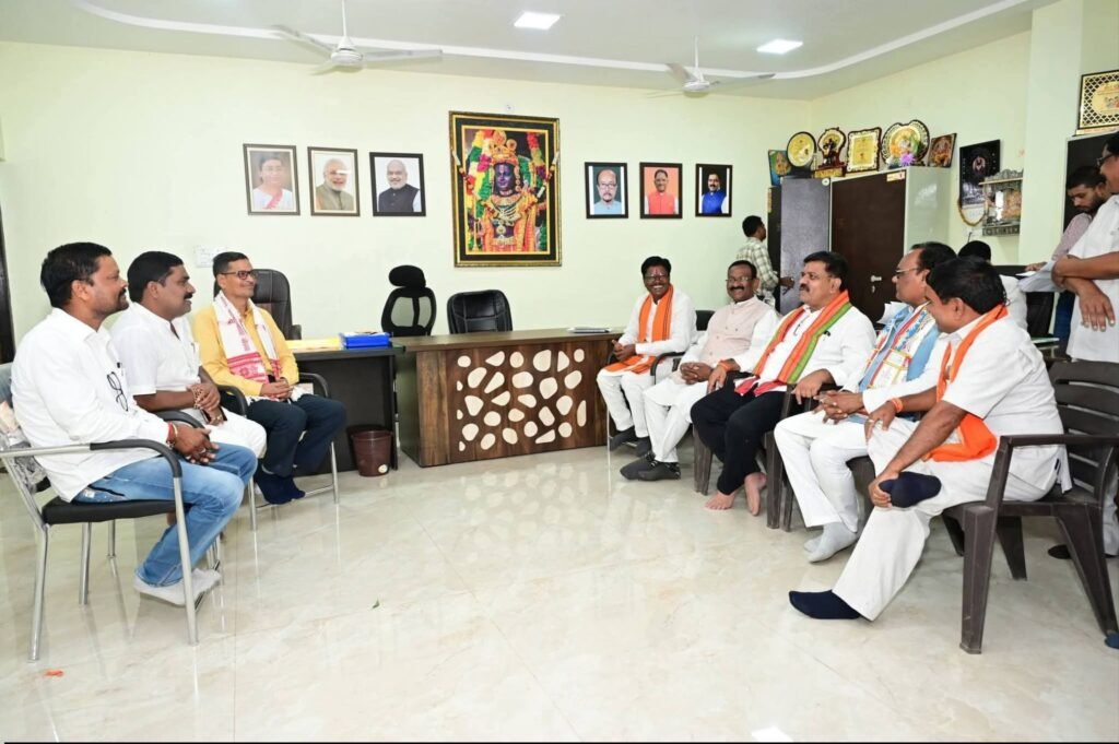 शाकांभरी बोर्ड के सदस्य प्रेम पटेल ने करी उपमुख्यमंत्री विजय शर्मा से मुलाकात. कवर्धा प्रवास के दौरान विभिन्न विषयों पर चर्चा हुई डिप्टी सीएम साहब से kshititech