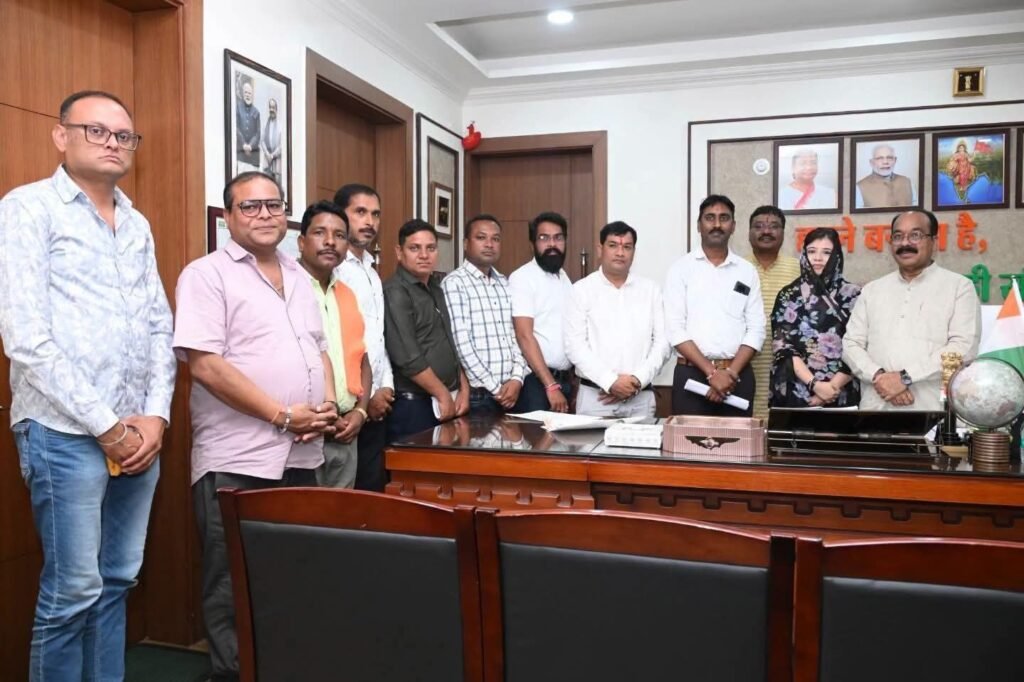 विकास के लिए हम सब एक हैं-संयोगिता सिंह ने करी नगरीय प्रशासन मंत्री अरुण साव से मुलाकात. चंद्रपुर विधानसभा क्षेत्र के तीनों नगर पंचायतो के अध्यक्ष- उपाध्यक्ष रहे मौजूद.जनहित से जुड़े विभिन्न विषयों पर संयोगिता ने करी अरुण जी से चर्चा.अब तेजी से होगा निकायों का विकास विकास के लिए हम सब एक हैं-संयोगिता सिंह ने करी नगरीय प्रशासन मंत्री अरुण साव से मुलाकात. चंद्रपुर विधानसभा क्षेत्र के तीनों नगर पंचायतो के अध्यक्ष- उपाध्यक्ष रहे मौजूद.जनहित से जुड़े विभिन्न विषयों पर संयोगिता ने करी अरुण जी से चर्चा.अब तेजी से होगा निकायों का विकास kshititech