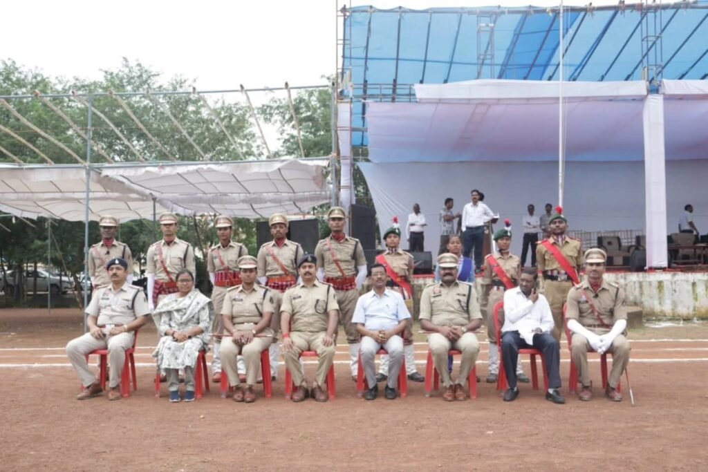 राष्ट्रभक्ति का जुनून लेकर कलेक्टर एसपी साहब सड़कों पर निकले तिरंगा हाथों में लिए-स्वतंत्रता दिवस मुख्य समारोह के फाइनल रिहर्सल का हुआ आयोजन।अपर कलेक्टर के एस पैंकरा बने मुख्य अतिथि। हर घर तिरंगा अभियान के तहत जिला मुख्यालय में कलेक्टर एसपी साहब के नेतृत्व में निकली भव्य तिरंगा यात्रा राष्ट्रभक्ति का जुनून लेकर कलेक्टर एसपी साहब सड़कों पर निकले तिरंगा हाथों में लिए-स्वतंत्रता दिवस मुख्य समारोह के फाइनल रिहर्सल का हुआ आयोजन।अपर कलेक्टर के एस पैंकरा बने मुख्य अतिथि। हर घर तिरंगा अभियान के तहत जिला मुख्यालय में कलेक्टर एसपी साहब के नेतृत्व में निकली भव्य तिरंगा यात्रा kshititech