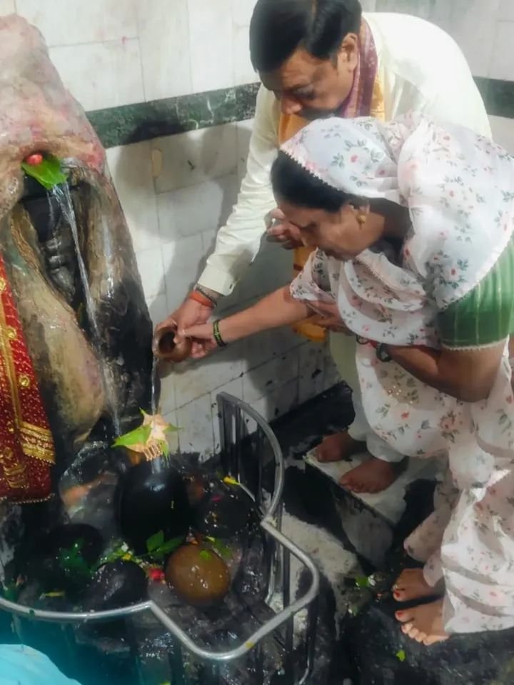 भोलेनाथ के दरबार में नारायण-चंदेल दंपति ने बाबा भोलेनाथ की नगरी तुर्री धाम में करी पूजा अर्चना. सह परिवार पहुंचे पूर्व नेता प्रतिपक्ष नारायण चंदेल. नाग पंचमी पर पहुंचे थे चंदेल जी भोलेनाथ के दरबार में नारायण-चंदेल दंपति ने बाबा भोलेनाथ की नगरी तुर्री धाम में करी पूजा अर्चना. सह परिवार पहुंचे पूर्व नेता प्रतिपक्ष नारायण चंदेल. नाग पंचमी पर पहुंचे थे चंदेल जी kshititech