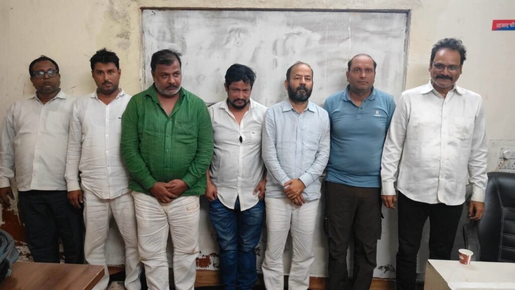 रायपुर कमिश्नरेट पुलिस की बड़ी सफलता-अंतर्राज्यीय गिरोह का पर्दाफाश, 07 अंतर्राज्यीय आरोपी गिरफ्तार.देशभर में किये है अरबों रूपयों की ठगी.लगभग 04 करोड़ से अधिक नगदी रकम जप्त. 22 अगस्त को प्रेस वार्ता में हुआ पूरे मामले का खुलासा रायपुर कमिश्नरेट पुलिस की बड़ी सफलता-अंतर्राज्यीय गिरोह का पर्दाफाश, 07 अंतर्राज्यीय आरोपी गिरफ्तार.देशभर में किये है अरबों रूपयों की ठगी.लगभग 04 करोड़ से अधिक नगदी रकम जप्त. 22 अगस्त को प्रेस वार्ता में हुआ पूरे मामले का खुलासा kshititech