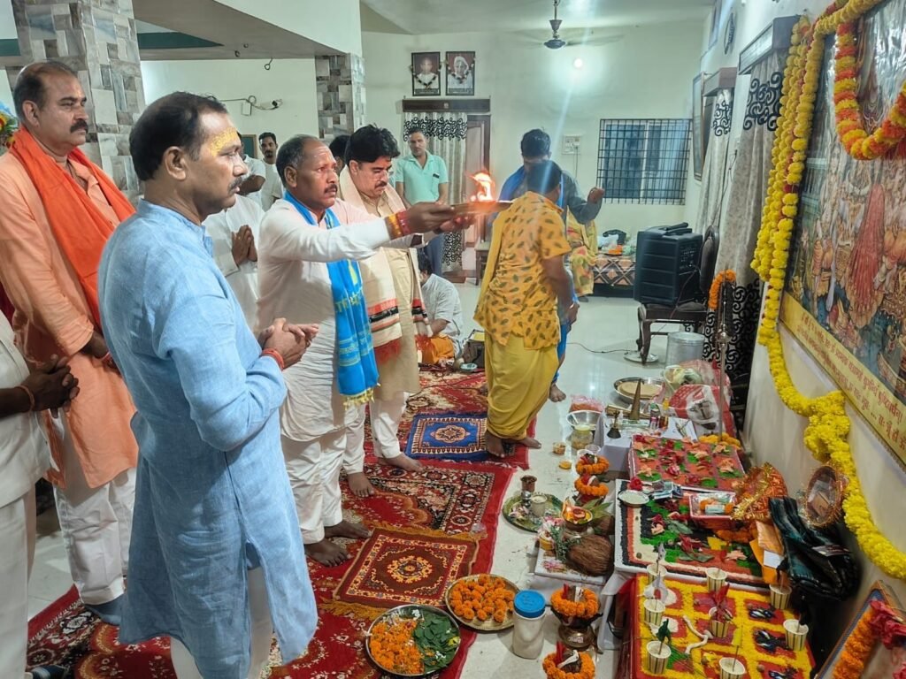 शक्ति जिले के भाजपा नेताओं की बैठक ली संगठन महामंत्री पवन साय ने. 17 अगस्त को शक्ति प्रवास के दौरान पूर्व जिला अध्यक्ष कृष्णकांत चंद्रा के निवास नग्झर भी पहुंचे पवन जी. रुद्राभिषेक कार्यक्रम में करी सहभागिता।चंद्रपुर की मां चंद्रहासिनी देवी के दरबार में पहुंचकर टेका मत्था kshititech