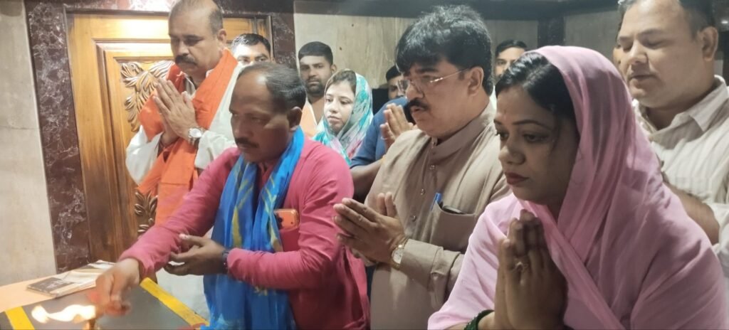 शक्ति जिले के भाजपा नेताओं की बैठक ली संगठन महामंत्री पवन साय ने. 17 अगस्त को शक्ति प्रवास के दौरान पूर्व जिला अध्यक्ष कृष्णकांत चंद्रा के निवास नग्झर भी पहुंचे पवन जी. रुद्राभिषेक कार्यक्रम में करी सहभागिता।चंद्रपुर की मां चंद्रहासिनी देवी के दरबार में पहुंचकर टेका मत्था kshititech