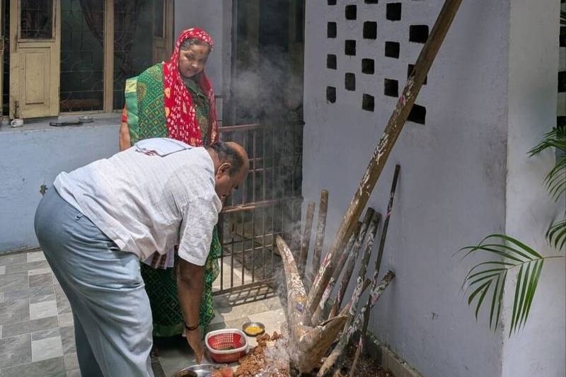 विधायक व्यास कश्यप ने कृषि औजारों की पूजा अर्चना कर क्षेत्र वासियों को दी हरेली तिहार की शुभकामनाएं। प्रदेश की सुख समृद्धि की भी करी कामना. विधायक जी ने कहा-संस्कृति.परंपरा एवं लोक जीवन से जुड़ा हुआ महापर्व है हरेली kshititech