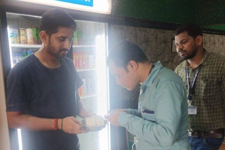 शक्ति जिले के होटल मालिकों एवं डेयरी संचालकों को केंद्र के नए नियमों से कराया गया अवगत. विभागीय अधिकारियों ने कहा- नियमों के उल्लंघन पर होगी सख्त कार्रवाई.गल्ला किराना व्यापारी संघ के अध्यक्ष सुनील बंसल भी रहे मौजूद.त्योहारों से पहले चालू करेगा विभाग अपनी सख्ती kshititech