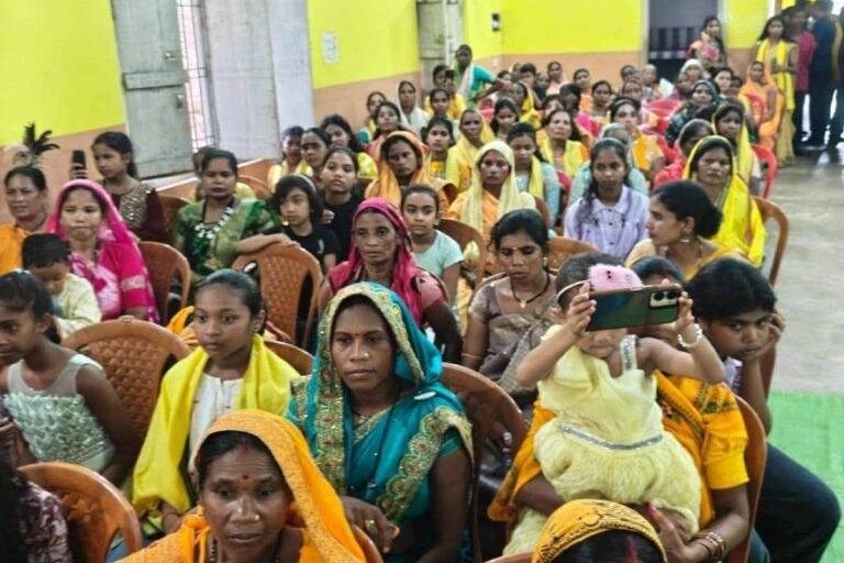 शक्ति में नेता प्रतिपक्ष महंत जी एवं पूर्व मंत्री जयसिंह अग्रवाल की उपस्थिति में हुआ विश्व आदिवासी दिवस का कार्यक्रम. समाज बंधुओ की रही भारी उपस्थिति.पारंपरिक वेशभूषा में नजर आई आदिवासी समाज की नारी शक्ति kshititech