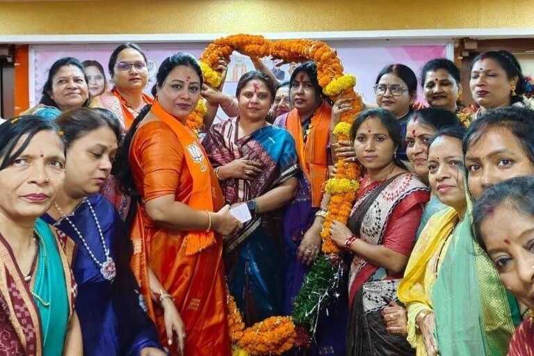 अभूतपूर्व स्वागत-राष्ट्रीय अध्यक्ष बनने के बाद पहली बार छत्तीसगढ़ पहुंची सांसद रूप कुमारी चौधरी का हुआ अभूतपूर्व स्वागत. महिला मोर्चा की बहने भारी संख्या में. एयरपोर्ट से लेकर भाजपा कार्यालय तक रहा गाड़ियों का रेलम पेला. महिला मोर्चा की बहनों ने कहा- आज तक स्वागत का ऐसा नहीं देखा कार्यक्रम kshititech