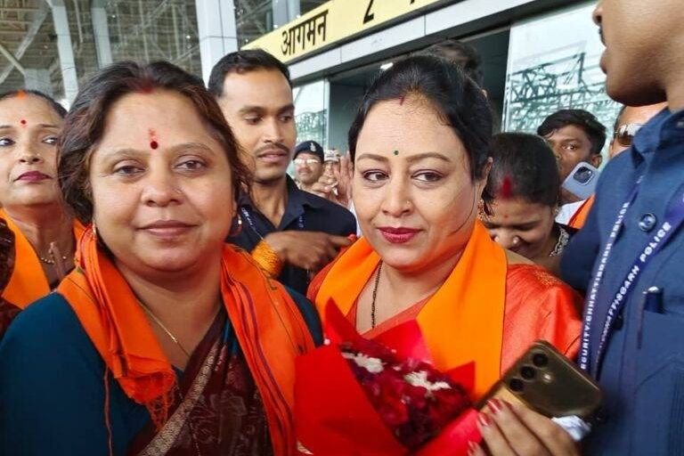 अभूतपूर्व स्वागत-राष्ट्रीय अध्यक्ष बनने के बाद पहली बार छत्तीसगढ़ पहुंची सांसद रूप कुमारी चौधरी का हुआ अभूतपूर्व स्वागत. महिला मोर्चा की बहने भारी संख्या में. एयरपोर्ट से लेकर भाजपा कार्यालय तक रहा गाड़ियों का रेलम पेला. महिला मोर्चा की बहनों ने कहा- आज तक स्वागत का ऐसा नहीं देखा कार्यक्रम kshititech