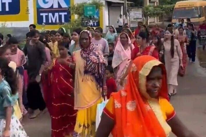 बाबा भोलेनाथ का करेंगे दीदार-24 अगस्त को शिव भक्त कावड़ियों का रवाना होगा दल- सकरेली कला से तुरी धाम की करेंगे विशाल कावड़ यात्रा. ग्राम वासियों में कावड़ यात्रा को लेकर भारी उत्साह. डीजे गाड़ी के साथ निकलेगी कावड़ यात्रा. महिला पुरुष बच्चे सभी जाएंगे यात्रा में बाबा भोलेनाथ का करेंगे दीदार-24 अगस्त को शिव भक्त कावड़ियों का रवाना होगा दल- सकरेली कला से तुरी धाम की करेंगे विशाल कावड़ यात्रा. ग्राम वासियों में कावड़ यात्रा को लेकर भारी उत्साह. डीजे गाड़ी के साथ निकलेगी कावड़ यात्रा. महिला पुरुष बच्चे सभी जाएंगे यात्रा में kshititech