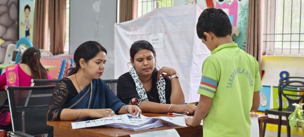 एशियन वर्ल्ड स्कूल, बाराद्वार में छात्र परिषद चुनाव शांतिपूर्ण एवं उत्साहपूर्ण वातावरण में संपन्न. कार्यक्रम में पहुंचे बाराद्वार थाने के टीआई नरेंद्र यादव ने भी करी विद्यालय प्रबंधन की शिक्षा व्यवस्था की प्रशंसा. बच्चों का भी किया यादव साहब ने उत्साहवर्धन एशियन वर्ल्ड स्कूल, बाराद्वार में छात्र परिषद चुनाव शांतिपूर्ण एवं उत्साहपूर्ण वातावरण में संपन्न. कार्यक्रम में पहुंचे बाराद्वार थाने के टीआई नरेंद्र यादव ने भी करी विद्यालय प्रबंधन की शिक्षा व्यवस्था की प्रशंसा. बच्चों का भी किया यादव साहब ने उत्साहवर्धन kshititech