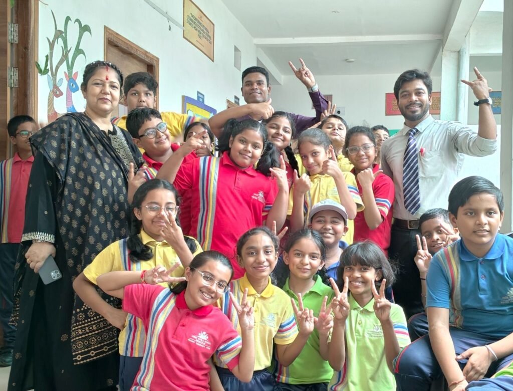 एशियन वर्ल्ड स्कूल, बाराद्वार में छात्र परिषद चुनाव शांतिपूर्ण एवं उत्साहपूर्ण वातावरण में संपन्न. कार्यक्रम में पहुंचे बाराद्वार थाने के टीआई नरेंद्र यादव ने भी करी विद्यालय प्रबंधन की शिक्षा व्यवस्था की प्रशंसा. बच्चों का भी किया यादव साहब ने उत्साहवर्धन एशियन वर्ल्ड स्कूल, बाराद्वार में छात्र परिषद चुनाव शांतिपूर्ण एवं उत्साहपूर्ण वातावरण में संपन्न. कार्यक्रम में पहुंचे बाराद्वार थाने के टीआई नरेंद्र यादव ने भी करी विद्यालय प्रबंधन की शिक्षा व्यवस्था की प्रशंसा. बच्चों का भी किया यादव साहब ने उत्साहवर्धन kshititech