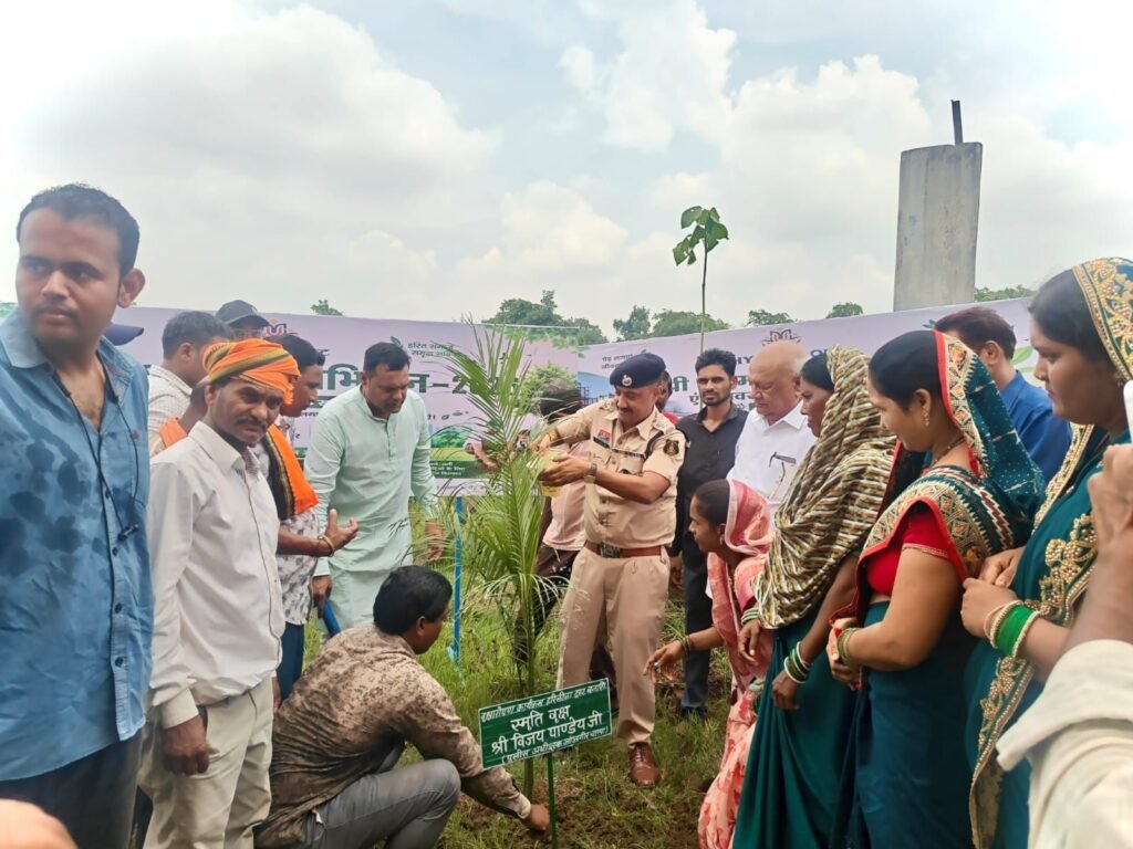 वृक्षारोपण का महा अभियान-एसपी साहब की मौजूदगी में हरि लीला चैरिटेबल ट्रस्ट ने पुटपुरा मैदान में लगाये 500 पौधे. एसपी साहब ने करी रचनात्मक कार्यों की प्रशंसा. ट्रस्ट के अमर सुल्तानिया ने कहा-प्रकृति से रिश्ता जोड़िए, पेड़ों को परिवार का सदस्य मानिए. एक पेड़ मां के नाम लगाओ kshititech