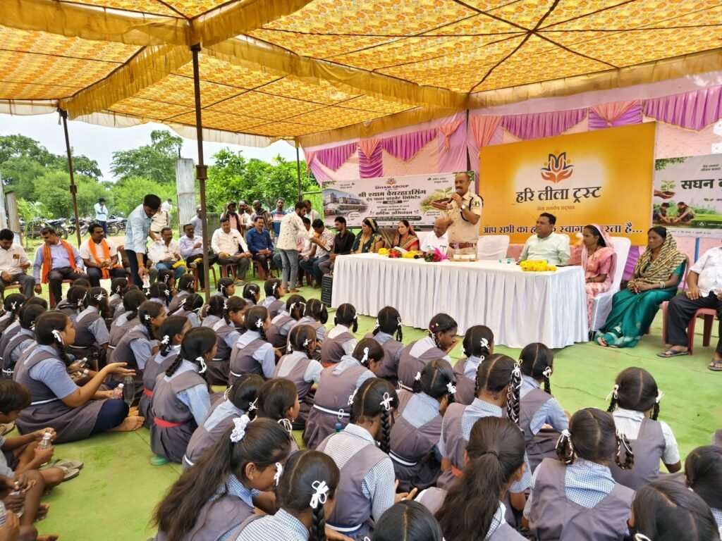 वृक्षारोपण का महा अभियान-एसपी साहब की मौजूदगी में हरि लीला चैरिटेबल ट्रस्ट ने पुटपुरा मैदान में लगाये 500 पौधे. एसपी साहब ने करी रचनात्मक कार्यों की प्रशंसा. ट्रस्ट के अमर सुल्तानिया ने कहा-प्रकृति से रिश्ता जोड़िए, पेड़ों को परिवार का सदस्य मानिए. एक पेड़ मां के नाम लगाओ kshititech