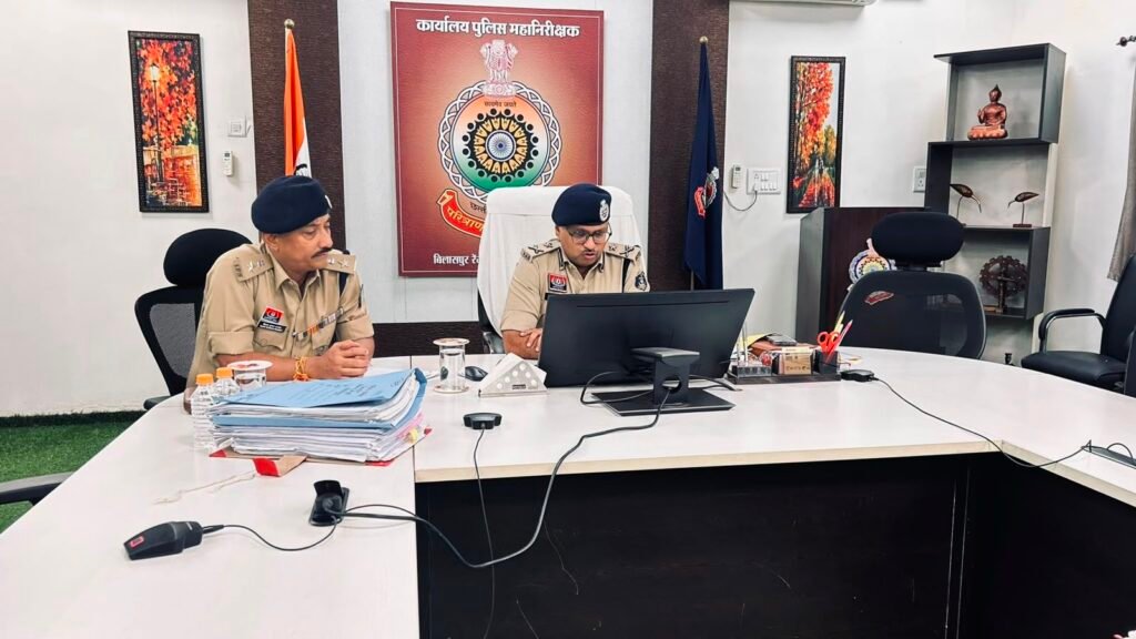व्हाट्सएप से समन भेजेगी अब पुलिस-आधुनिकीकरण की ओर बढ़ रही छत्तीसगढ़ पुलिस. बिलासपुर आई जी रामगोपाल गर्ग ने ली संभाग के पुलिस अधिकारियों की समीक्षा बैठक. दिए आवश्यक दिशा निर्देश. शक्ति जिले के पुलिस कप्तान ठाकुर साहब भी शामिल हुए वीडियो कॉन्फ्रेंसिंग बैठक में kshititech