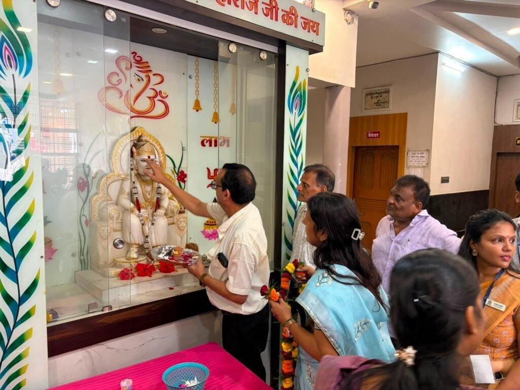 चिकित्सा सेवा का सबसे बड़ा शिविर-241 नेत्र मरीजो ने करवाई अपनी आंखों की निशुल्क जांच. बाराद्वार की मारवाड़ी युवा मंच महिला जागृति शाखा ने किया था आयोजन. चश्मा वितरण के साथ ही 34 नेत्र मरीजों का होगा रायपुर में निशुल्क ऑपरेशन kshititech