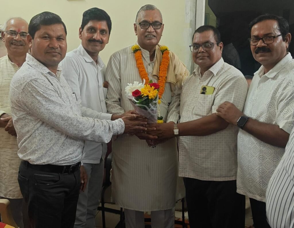 शिक्षकों के हित में राज्य शिक्षा आयोग करेगा पहल -सुधीर गौतम का किया शिक्षक संघ ने स्वागत. मुलाकात के दौरान विभिन्न विषयों पर सकारात्मक चर्चा भी हुई गौतम जी से. जांजगीर चांपा जिला इकाई के अध्यक्ष रविंद्र द्विवेदी ने दी जानकारी kshititech