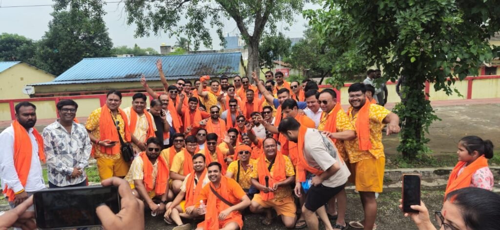 60 वर्षों की अनवरत यात्रा-बाराद्वार के 125 शिव भक्त निकल पड़े बाबा बैजनाथ धाम की यात्रा पर- 6 अगस्त को रवाना हुए कांवड़िए.सुनील जिंदल ने कहा-विगत लंबे अरसे से जलाभिषेक करने जा रहे हैं शिवभक्त. बच्चे.बूढ़े.महिलाएं. नवजवान सभी शामिल हैं यात्रा में. मारवाड़ी कावड़ संघ की है यह अद्वितीय कावड़ यात्रा 60 वर्षों की अनवरत यात्रा-बाराद्वार के 125 शिव भक्त निकल पड़े बाबा बैजनाथ धाम की यात्रा पर- 6 अगस्त को रवाना हुए कांवड़िए.सुनील जिंदल ने कहा-विगत लंबे अरसे से जलाभिषेक करने जा रहे हैं शिवभक्त. बच्चे.बूढ़े.महिलाएं. नवजवान सभी शामिल हैं यात्रा में. मारवाड़ी कावड़ संघ की है यह अद्वितीय कावड़ यात्रा kshititech