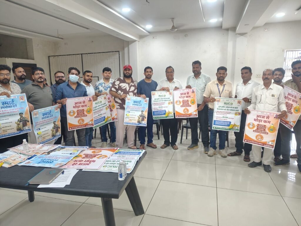 शक्ति जिले के होटल मालिकों एवं डेयरी संचालकों को केंद्र के नए नियमों से कराया गया अवगत. विभागीय अधिकारियों ने कहा- नियमों के उल्लंघन पर होगी सख्त कार्रवाई.गल्ला किराना व्यापारी संघ के अध्यक्ष सुनील बंसल भी रहे मौजूद.त्योहारों से पहले चालू करेगा विभाग अपनी सख्ती kshititech