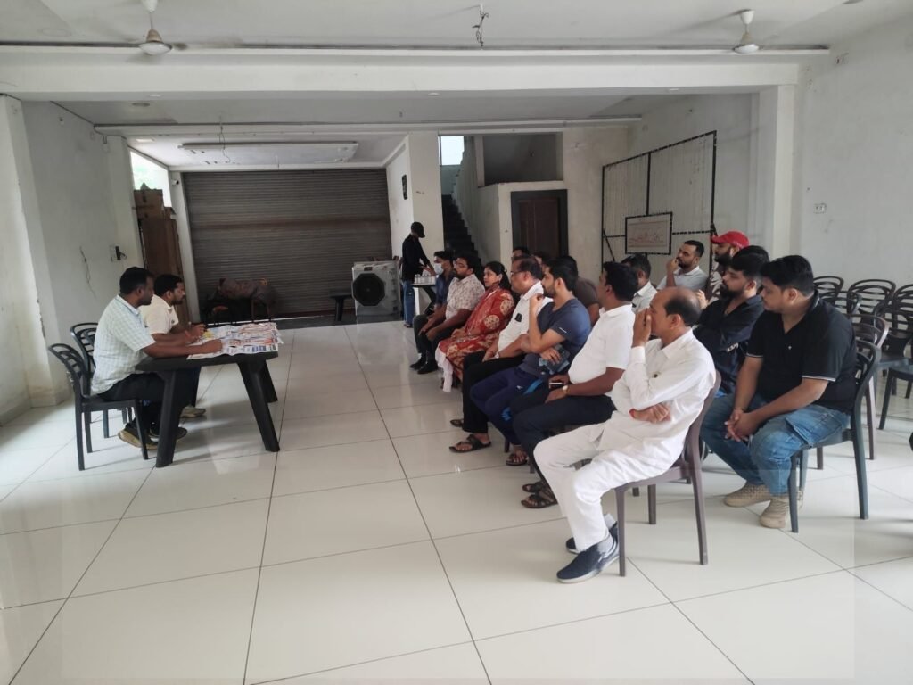 शक्ति जिले के होटल मालिकों एवं डेयरी संचालकों को केंद्र के नए नियमों से कराया गया अवगत. विभागीय अधिकारियों ने कहा- नियमों के उल्लंघन पर होगी सख्त कार्रवाई.गल्ला किराना व्यापारी संघ के अध्यक्ष सुनील बंसल भी रहे मौजूद.त्योहारों से पहले चालू करेगा विभाग अपनी सख्ती kshititech