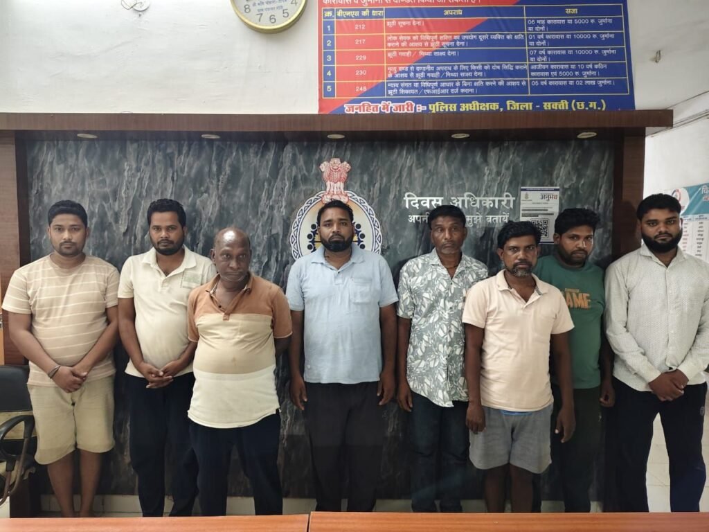 मजा ले रहे थे 52 पत्तियों का. पहुंची पुलिस-पेड़ के नीचे जुआ खेलते 08 जुआड़ियों को हजारों रुपए नगदी सहित शक्ति पुलिस ने धर दबोचा. एसपी साहब के निर्देशन में शक्ति कोतवाल प्रभारी लखन पटेल की बड़ी कार्रवाई. लाखों रुपए का सामान भी हुआ जब्त. कोतवाल प्रभारी पटेल ने कहा- पुलिस उच्च अधिकारियों के नेतृत्व में जारी रहेगी कारवाई kshititech