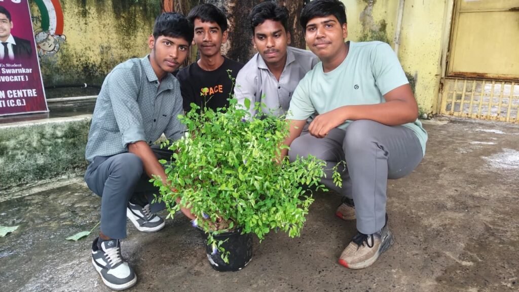 8 अगस्त को जिला मुख्यालय शक्ति के गुंजन एजुकेशन सेंटर में हुआ ग्रीन डे का आयोजन- बच्चों में वृक्षारोपण एवं पर्यावरण संरक्षण को लेकर दिखा अद्वितीय उत्साह. पेड़ों की देखभाल करने का भी संकल्प लिया जागरूक बच्चों ने kshititech