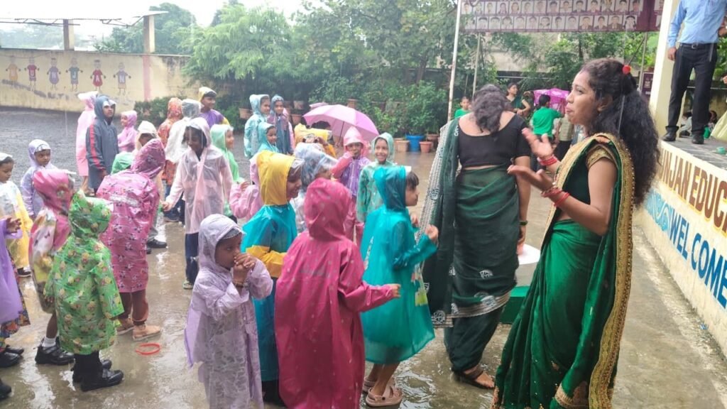 8 अगस्त को जिला मुख्यालय शक्ति के गुंजन एजुकेशन सेंटर में हुआ ग्रीन डे का आयोजन- बच्चों में वृक्षारोपण एवं पर्यावरण संरक्षण को लेकर दिखा अद्वितीय उत्साह. पेड़ों की देखभाल करने का भी संकल्प लिया जागरूक बच्चों ने kshititech