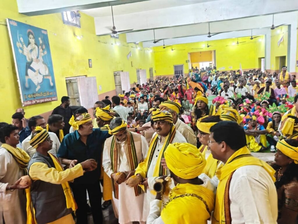 शक्ति में नेता प्रतिपक्ष महंत जी एवं पूर्व मंत्री जयसिंह अग्रवाल की उपस्थिति में हुआ विश्व आदिवासी दिवस का कार्यक्रम. समाज बंधुओ की रही भारी उपस्थिति.पारंपरिक वेशभूषा में नजर आई आदिवासी समाज की नारी शक्ति kshititech