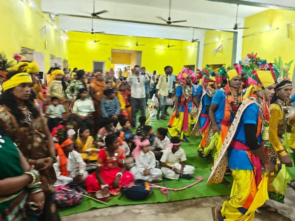 शक्ति में नेता प्रतिपक्ष महंत जी एवं पूर्व मंत्री जयसिंह अग्रवाल की उपस्थिति में हुआ विश्व आदिवासी दिवस का कार्यक्रम. समाज बंधुओ की रही भारी उपस्थिति.पारंपरिक वेशभूषा में नजर आई आदिवासी समाज की नारी शक्ति kshititech
