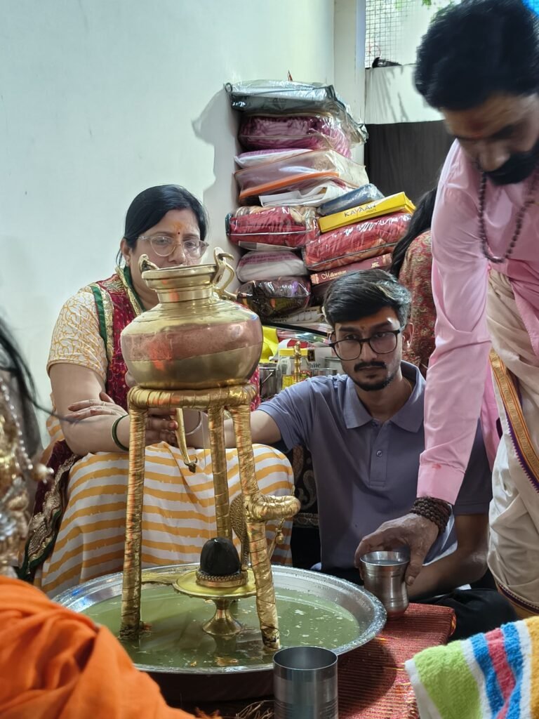 सावन के महीने में होता है रुद्राभिषेक का अपना महत्व- महामंडलेश्वर अमृतानंद सरस्वती भरत महाराज. पराशक्ति ज्योतिष पीठम्म में 10 अगस्त को हुआ भव्य रुद्राभिषेक एवं महारास कार्यक्रम का समापन. अंतिम दिवस नगर पालिका अध्यक्ष श्याम सुंदर अग्रवाल. सराफा एसोसिएशन अध्यक्ष राजेश सराफ एवं चेंबर अध्यक्ष योगेश अग्रवाल ने करवाई पूजा अर्चना. रविवार को पूर्व नेता प्रतिपक्ष नारायण चंदेल ने भी की थी पूजा अर्चना kshititech