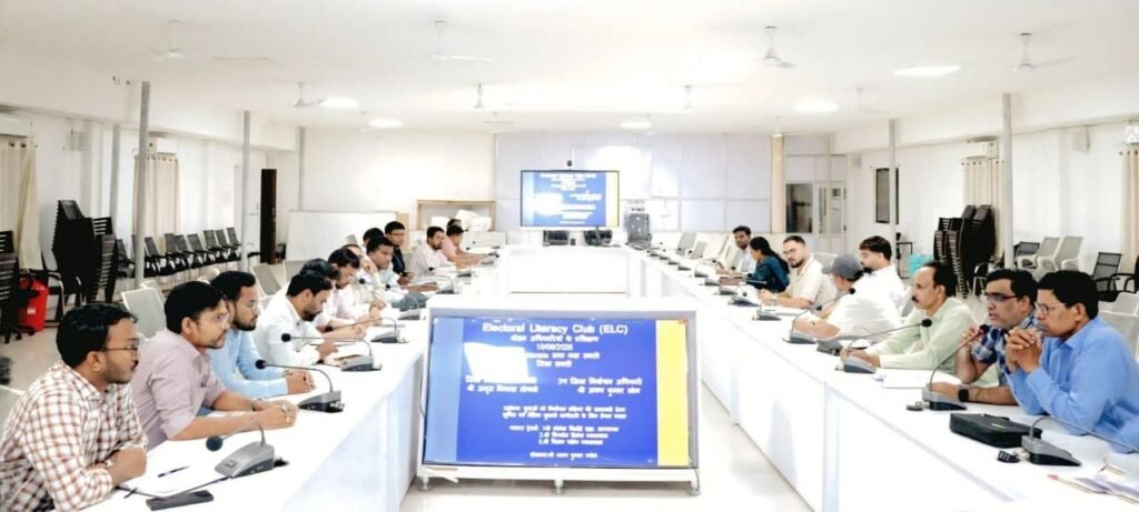 शक्ति जिले के युवाओं में मतदाता जागरूकता बढ़ाने नोडल अधिकारियों का संपन्न हुआ महत्वपूर्ण प्रशिक्षण कार्यक्रम. यूपी जिला निर्वाचन अधिकारी अरुण सोम के नेतृत्व में आयोजित था कार्यक्रम kshititech