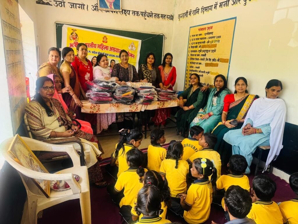 शक्ति की अखिल भारतीय अग्रवाल महिला सम्मेलन की सदस्यों ने किया बोरदा के सरकारी स्कूल में बच्चों को स्कूल बैग एवं बिस्किट का वितरण. बच्चों को मोटिवेट भी किया महिला समिति ने। गांव की सरपंच अमिता सिदार भी रही मौजूद kshititech