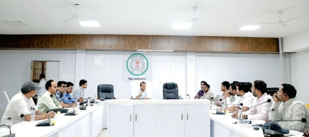 शक्ति जिले के युवाओं में मतदाता जागरूकता बढ़ाने नोडल अधिकारियों का संपन्न हुआ महत्वपूर्ण प्रशिक्षण कार्यक्रम. यूपी जिला निर्वाचन अधिकारी अरुण सोम के नेतृत्व में आयोजित था कार्यक्रम kshititech