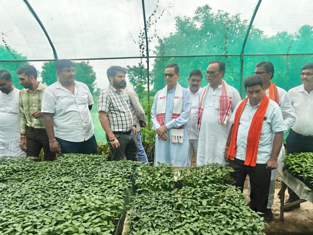 शाकंभरी बोर्ड के सदस्यों ने उद्यानिकी विभाग के अधिकारियों एवं कृषकों के साथ की बैठक.सब्जी, फल एवं फूल उत्पादक किसानों को शासन की योजनाओं का लाभ अंतिम छोर तक पहुंचाने पर जोर.बोर्ड मेंबर प्रेम पटेल ने दी जानकारी. श्री पटेल ने कहा- बाबा भोरमदेव के दर्शन का भी मिला अवसर kshititech