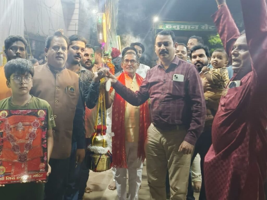 ऐतिहासिक कावड़ को देखने उमड़ी लोगों की भीड़--शक्ति से 31 किलो की कावड़ के साथ रवाना हुए 70 शिव भक्त. जिले के एडिशनल एसपी पटेल साहब भी पहुंचे शिव भक्त कांवड़ियों का उत्साहवर्धन करने. पहली बार शक्ति से भव्य कावड़ के साथ बैजनाथ धाम में जलाभिषेक करेंगे शिव भक्त ऐतिहासिक कावड़ को देखने उमड़ी लोगों की भीड़--शक्ति से 31 किलो की कावड़ के साथ रवाना हुए 70 शिव भक्त. जिले के एडिशनल एसपी पटेल साहब भी पहुंचे शिव भक्त कांवड़ियों का उत्साहवर्धन करने. पहली बार शक्ति से भव्य कावड़ के साथ बैजनाथ धाम में जलाभिषेक करेंगे शिव भक्त kshititech