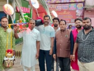ऐतिहासिक कावड़ को देखने उमड़ी लोगों की भीड़--शक्ति से 31 किलो की कावड़ के साथ रवाना हुए 70 शिव भक्त. जिले के एडिशनल एसपी पटेल साहब भी पहुंचे शिव भक्त कांवड़ियों का उत्साहवर्धन करने. पहली बार शक्ति से भव्य कावड़ के साथ बैजनाथ धाम में जलाभिषेक करेंगे शिव भक्त ऐतिहासिक कावड़ को देखने उमड़ी लोगों की भीड़--शक्ति से 31 किलो की कावड़ के साथ रवाना हुए 70 शिव भक्त. जिले के एडिशनल एसपी पटेल साहब भी पहुंचे शिव भक्त कांवड़ियों का उत्साहवर्धन करने. पहली बार शक्ति से भव्य कावड़ के साथ बैजनाथ धाम में जलाभिषेक करेंगे शिव भक्त kshititech