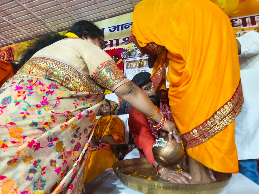 अवैध धर्मांतरण के शिकार 500 लोगों की तेंदुआ धाम में हुई घर वापसी. प्रबल प्रताप सिंह जूदेव ने कहा-सनातन संस्कृति की जड़ें गहरी, इसे समाप्त नहीं किया जा सकता। प्रांत घर वापसी प्रमुख अंजू गबेल भी रही मौजूद. अवसर था श्रावणी मास पर सवा लाख पार्थिव शिवलिंग पूजन कार्यक्रम का. आश्रम के संस्थापक डॉ अशोक हरिवंश ने कहा-नारी शक्तिपीठ के रूप में विकसित होगा राम मिलेंगे आश्रम kshititech